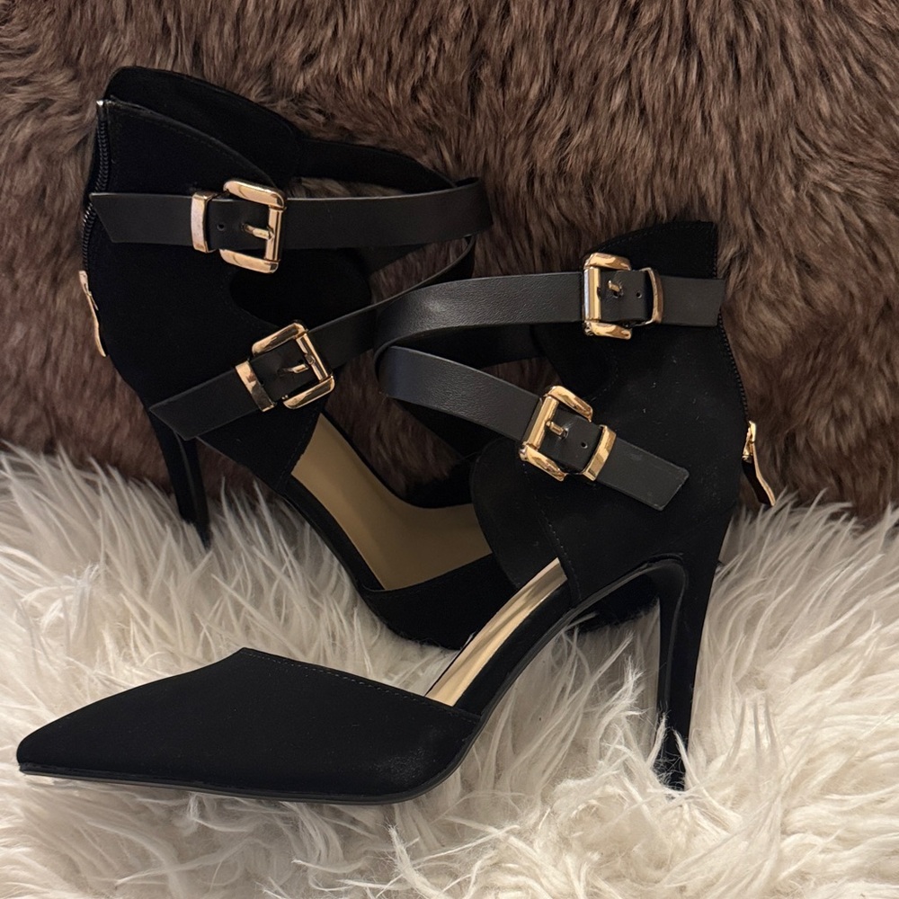 Delicious Black Heels with Gold Accents